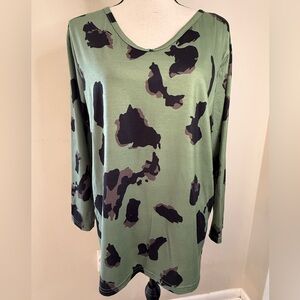 Haute camouflage tee shirt long sleeve rounded V neck SZ LG